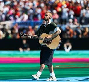 Justin Bieber lifts up Jesus at World Cup Justin Bieber World Cup performance Everything Hallelujah