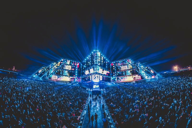 Tiesto energizing the massive 700000 Saudi crowd in KSA – Credits TheNational